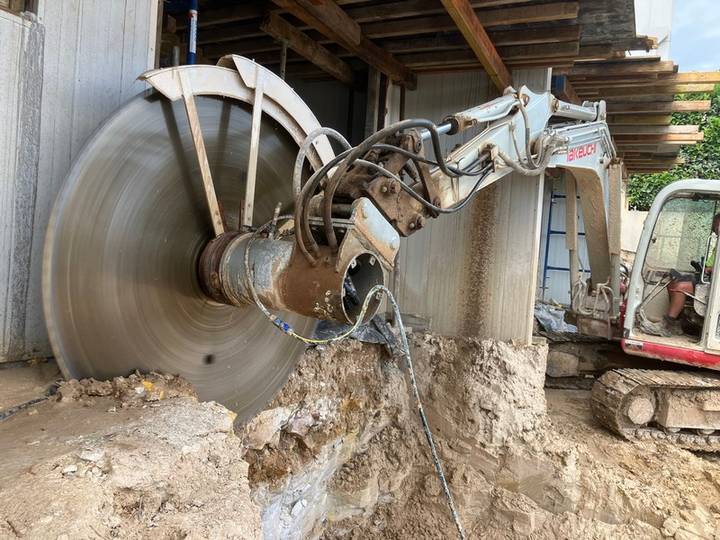 Controlled sandstone cutting - Allsites Excavations Sydney Diamond rock saw cutting sandstone in a confined Sydney excavation area
