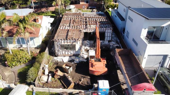 Demolition excavation - Allsites Excavations Sydney Excavator working on residential demolition clean-up and excavation in Sydney
